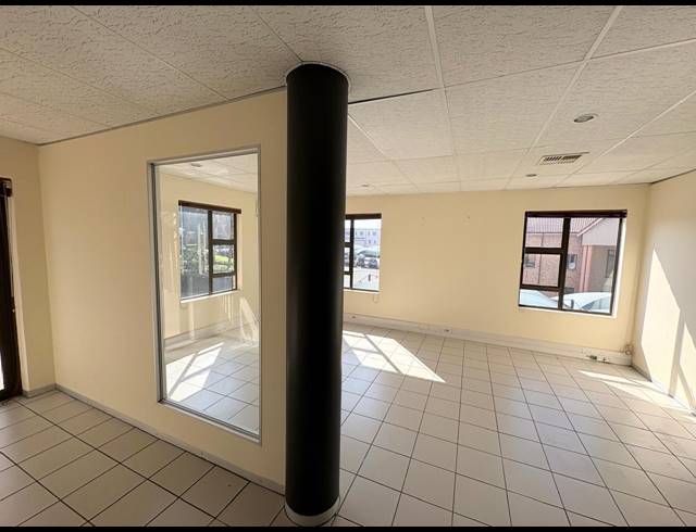 101M² OFFICE TO LET IN FOURWAYS